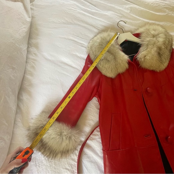 🍒 SOLD 🍒 VINTAGE • cherry red leather trench coat w cream fur collar and cuffs - Picture 13 of 15